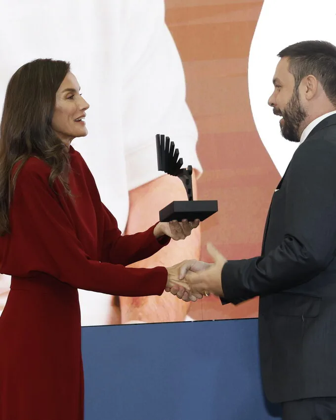 Marcos González Sanz recibiendo el Premio Nacional de Innovación de manos de la Reina Letizia