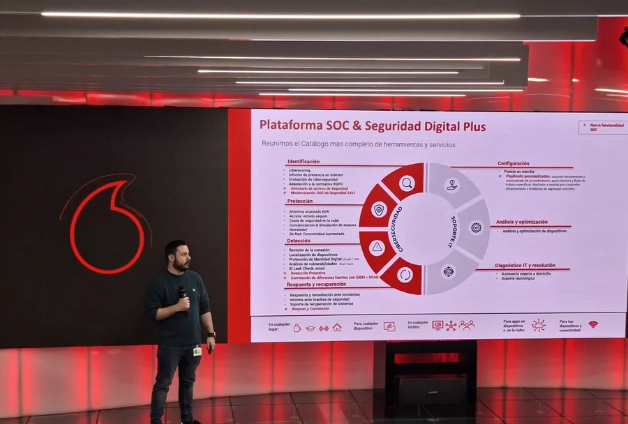 Marcos González Sanz presentando una plataforma de automatización e inteligencia artificial aplicada a ciberseguridad